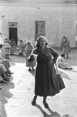 Stehende Frau in Vietes - Psychiatrisches Krankenhaus in Buenos Aires 1955    - copyright Lisl Steiner